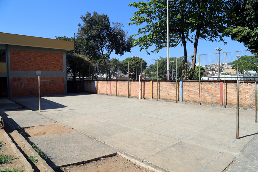 A quadra da EE Assis Chagas não possui cobertura (Foto: Thiago Rios Gomes)